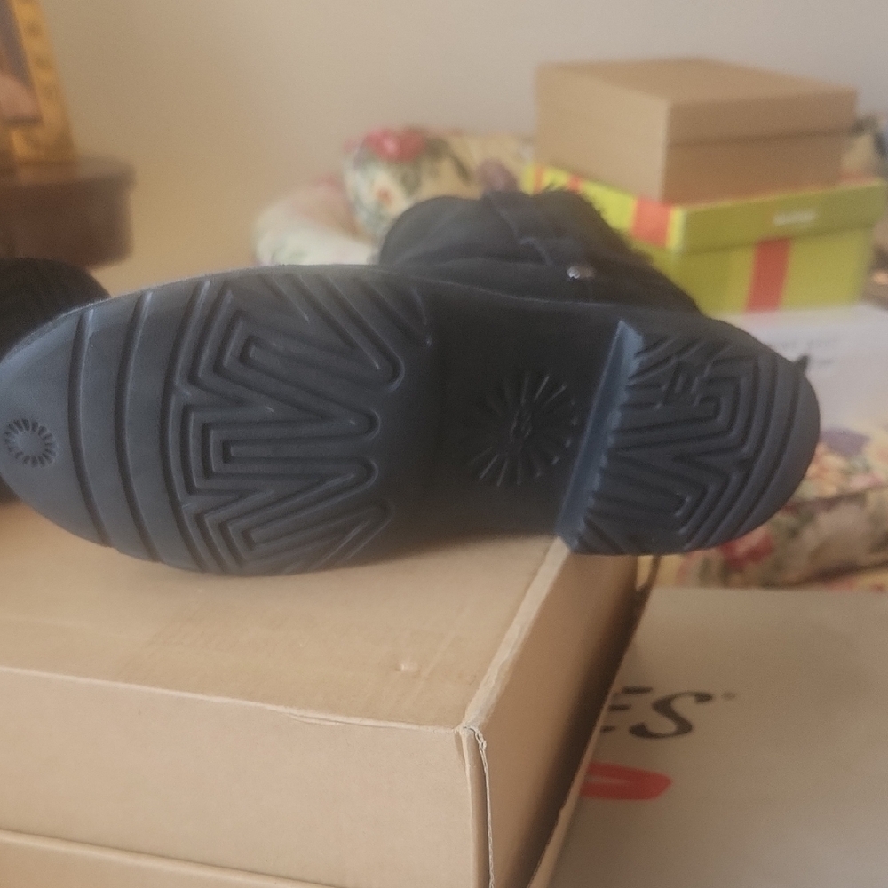 Its In good condition. UGG Black Ankle Boots. I wore it once. No Box - Picture 3 of 6